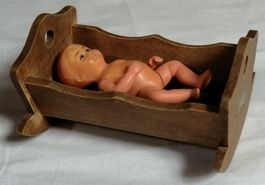 Holzspielzeug kleine, alte Puppen-Wiege mit Schildkröt-Puppe