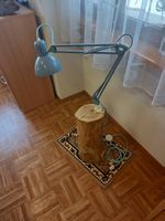 Lampada con piedistallo in legno.