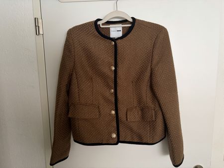 Jacke braun mit schwarzem Saum und Knöpfen