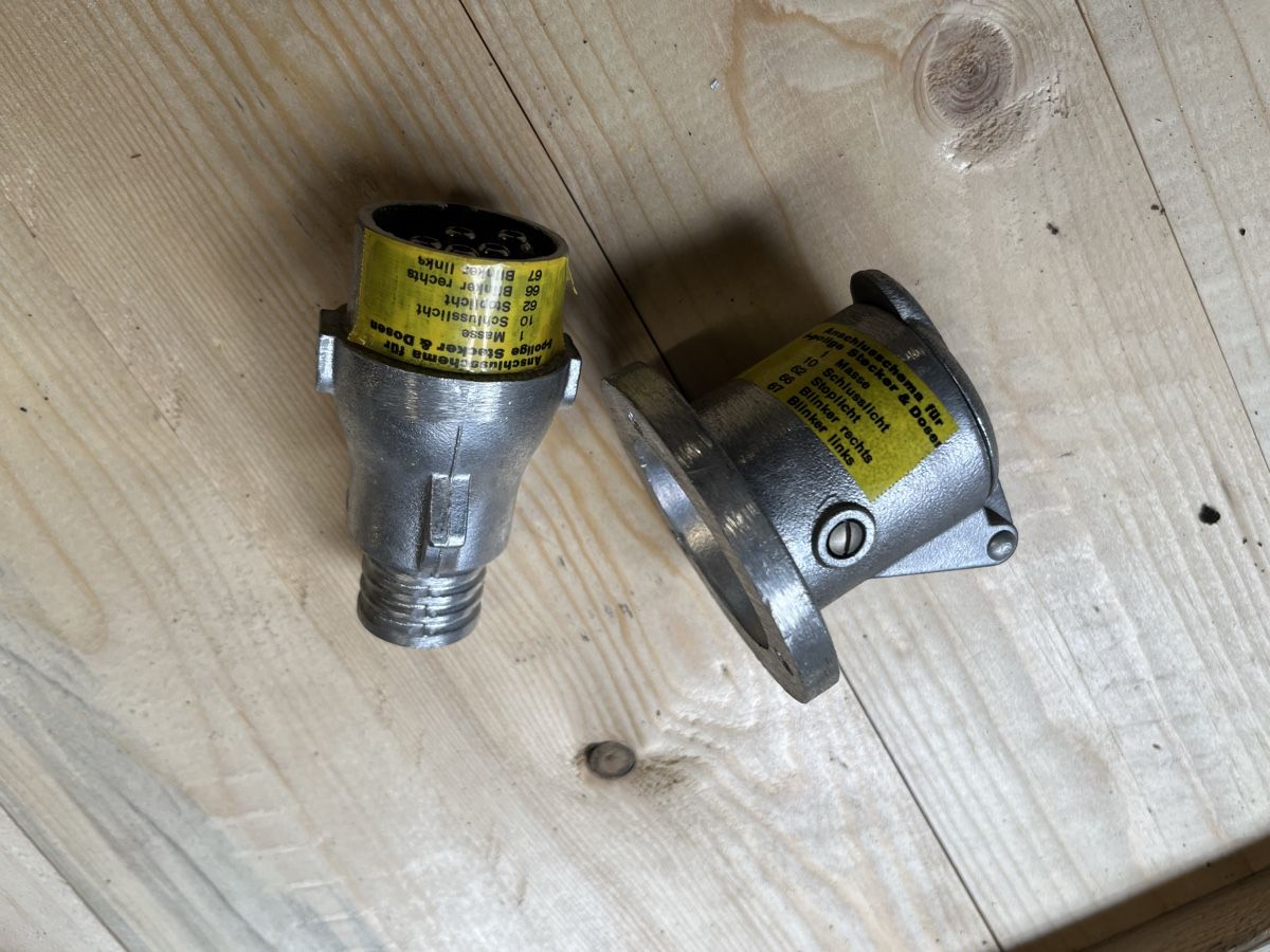 Jeep Tutti pezzi di ricambio auto: Jeep 5 Pol Stecker und Seckdose – Nuovo (secondo la descrizione) da Trubschachen venduto da WingeierAG