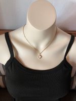 Collier simple avec breloque croix ou trèfle à 4 nacré