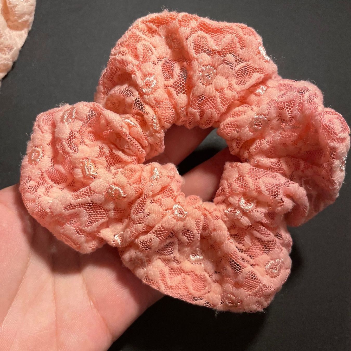 Accessori per capelli: NEU: 2 Scrunchies Haargummis beige/rosa – Nuovo e nell'imballaggio originale da Bellach venduto da Lapislazuli_blues 2