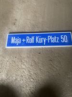 Strassenschild Maja + Rolf Küry-Platz 50