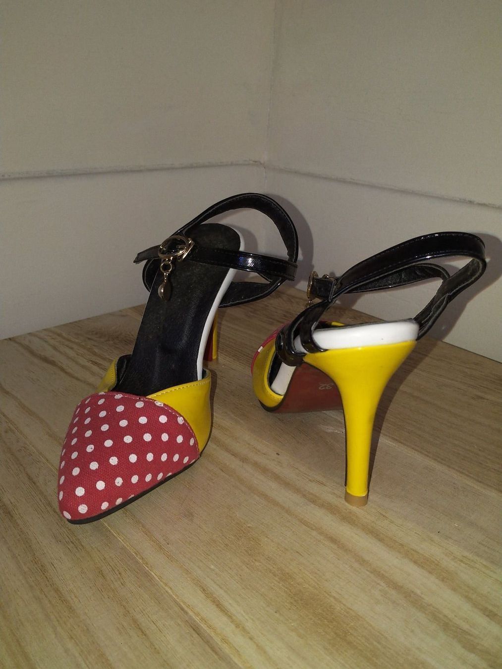 Scarpe da donna: Farbige Riehmchenpumps, Grösse 32 – Usato da Wald ZH venduto da Kwak1853