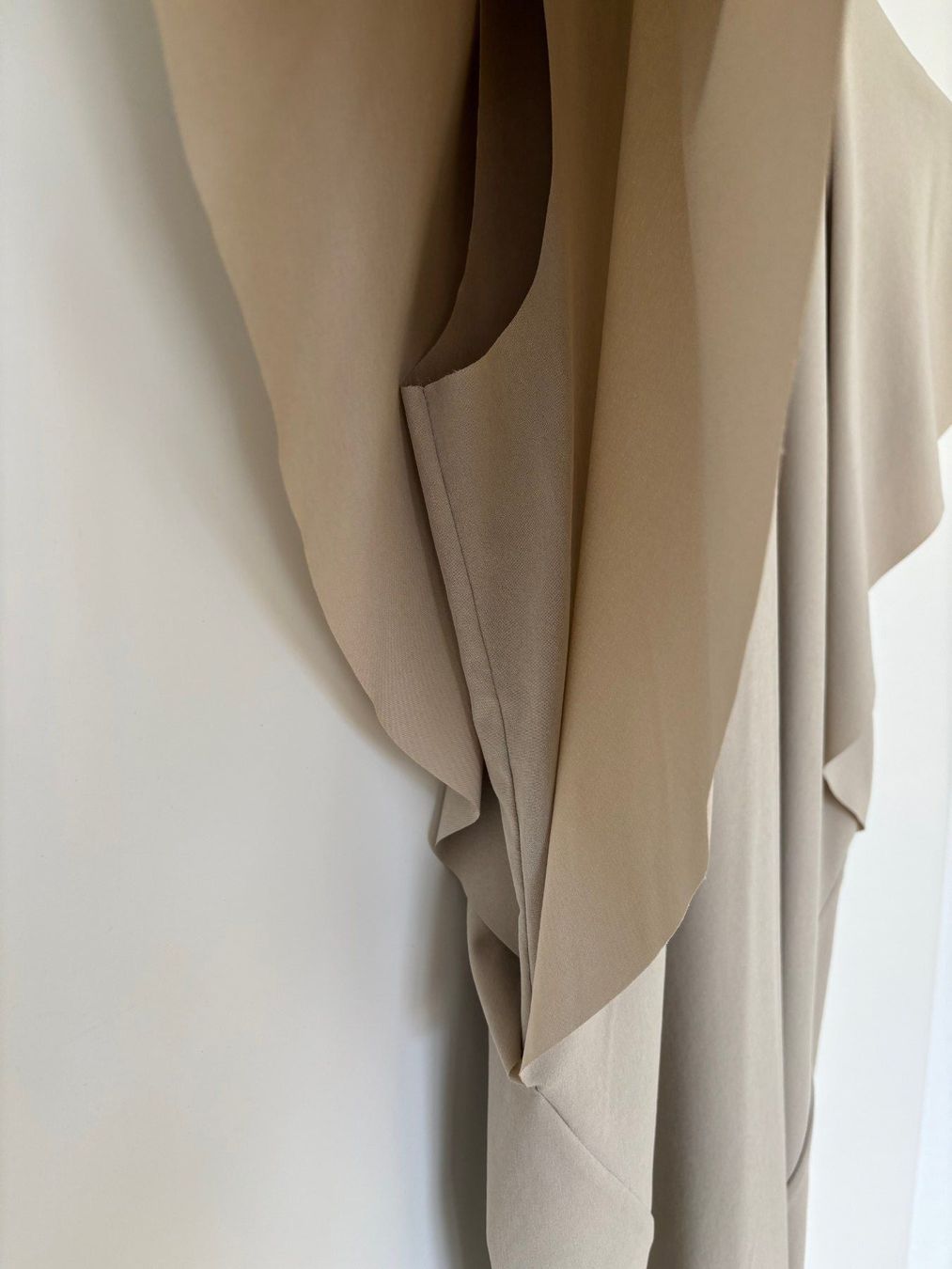 Cos Top: COS Top mit Wasserfallärmel Gr. 34, NEU – Nuovo (secondo la descrizione) da Zürich venduto da dulceamargo 1