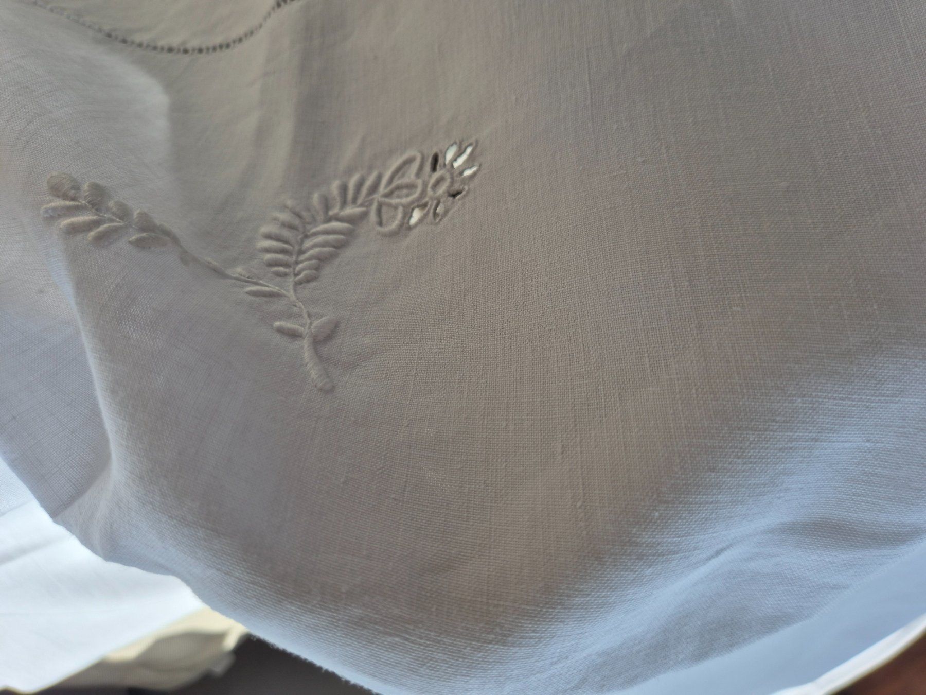 Biancheria da letto: Alte feine Leinen-Leintuch mit Monogramm BL, handbestickt – Usato da Bern venduto da aronari 2