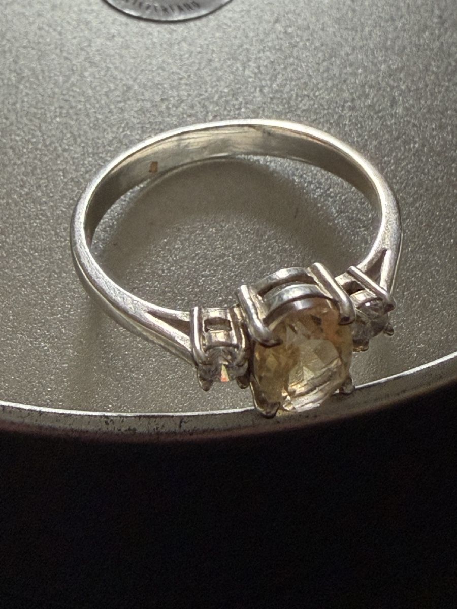 Bagues: Silberfarbiger Ring mit Stein – D'occasion à Widnau par kustercarmen 7