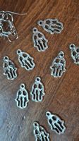 10 silberfarbene Hand Fatima Charms Anhänger mit 10 Ohrhaken