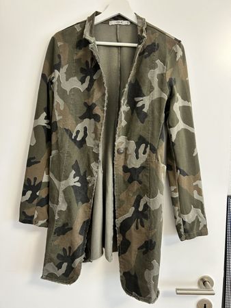 Stylischer, weicher Camouflage-Mantel