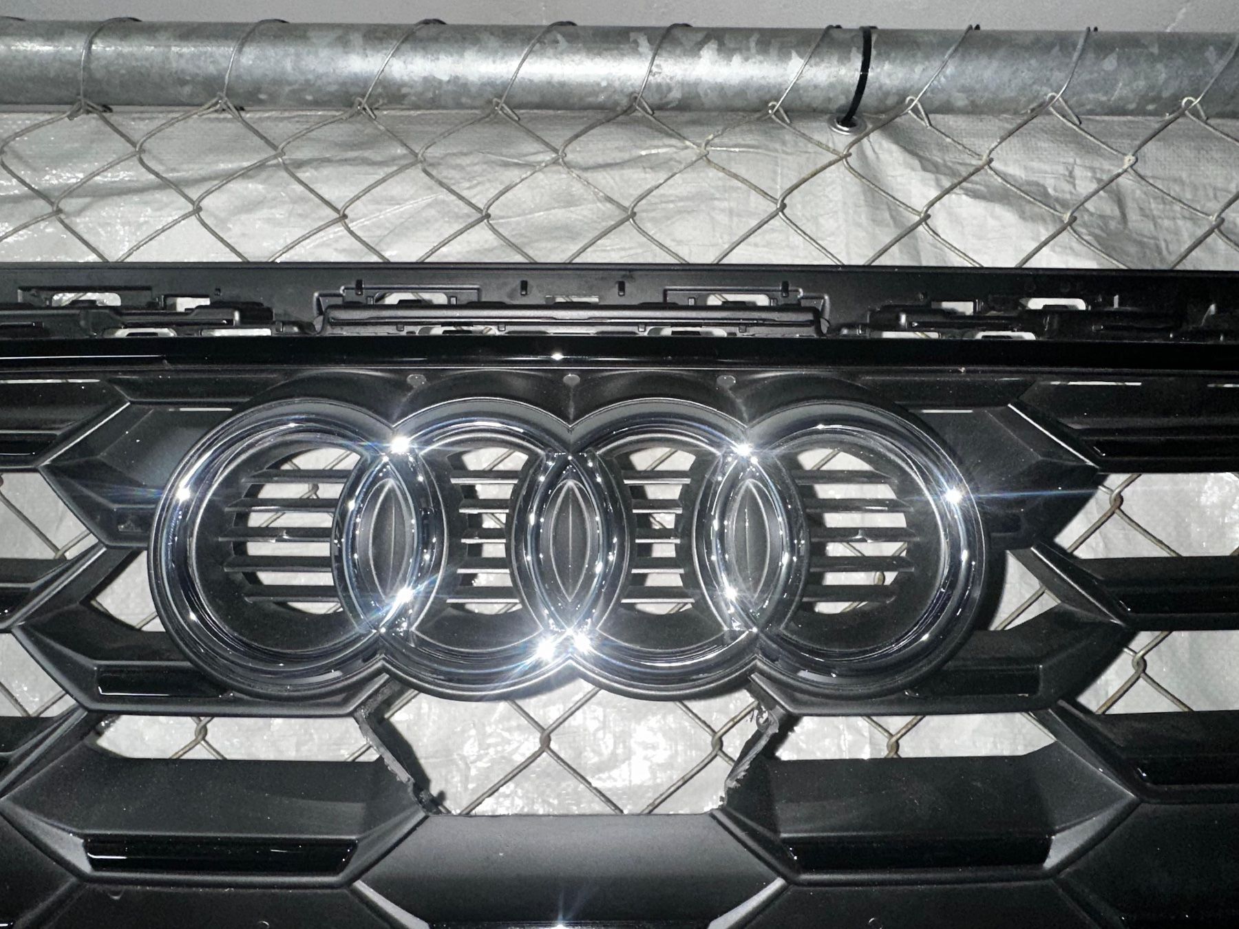 Audi Tutti pezzi di ricambio auto: Audi S3 Grill Schwarz – Usato da Zürich venduto da Isabella_22 1