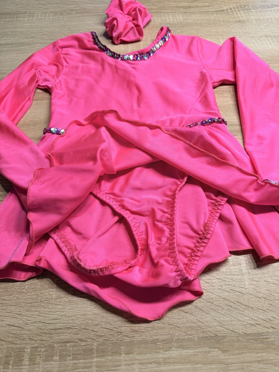 Vestiti & Gonne: Pink Eiskunstlaufkleid Gr. 140 mit Strass + Zopfgummi – Usato da Trimbach venduto da Schwaenchen 1
