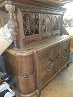 Buffetschrank aus massivem Holz.(1900-1930)