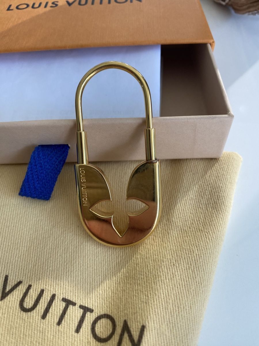 Louis Vuitton Portachiavi: Louis Vuitton Anhänger – Nuovo (secondo la descrizione) da Gundetswil venduto da Dsschaer 2