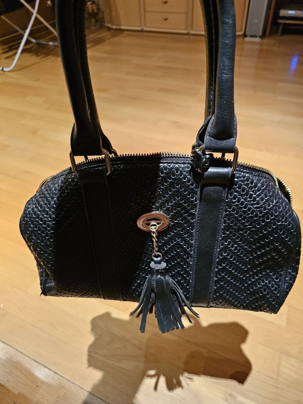 Taschen für Damen: coole schwarze Handtasche – Gebraucht aus Ferden von jemyce