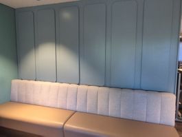 Lange Sitzbank mit Rückenlehne beige braun