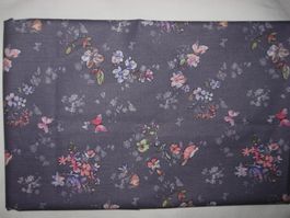 Baumwollstoff graulila mit Blüten/ Vögeli Reststück!