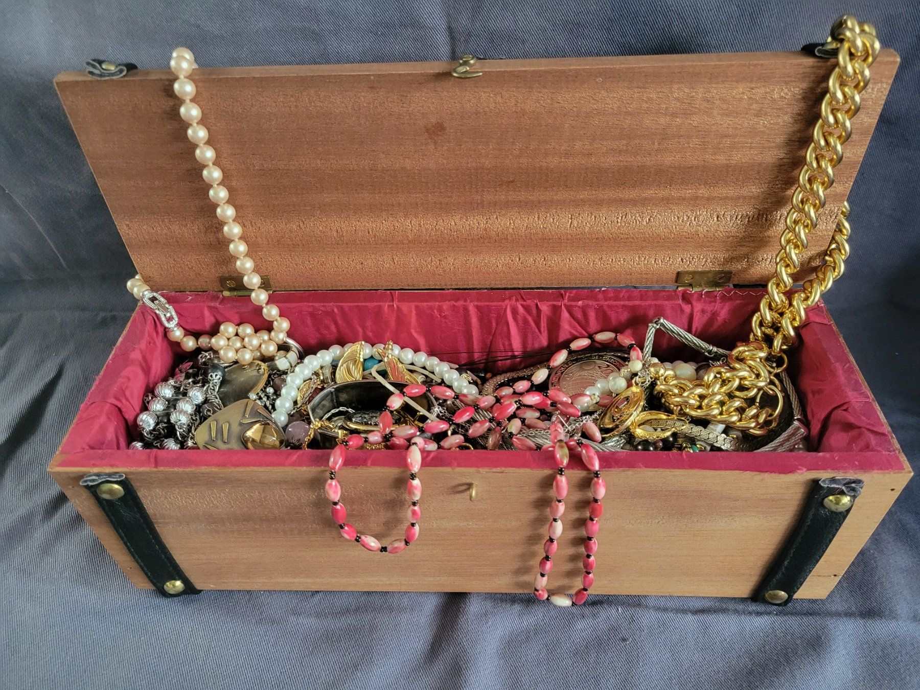 Cassapanche: Schatztruhe B mit 1,8 kg Schmuck, – Usato da Nidau venduto da Polebloe