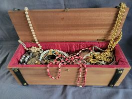 Schatztruhe B mit 1,8 kg Schmuck,
