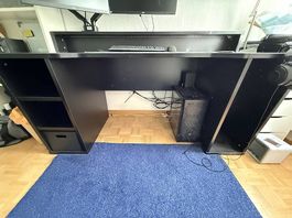 Schwarzer Gaming-Schreibtisch