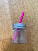 Trinkglas mit Strohhalm