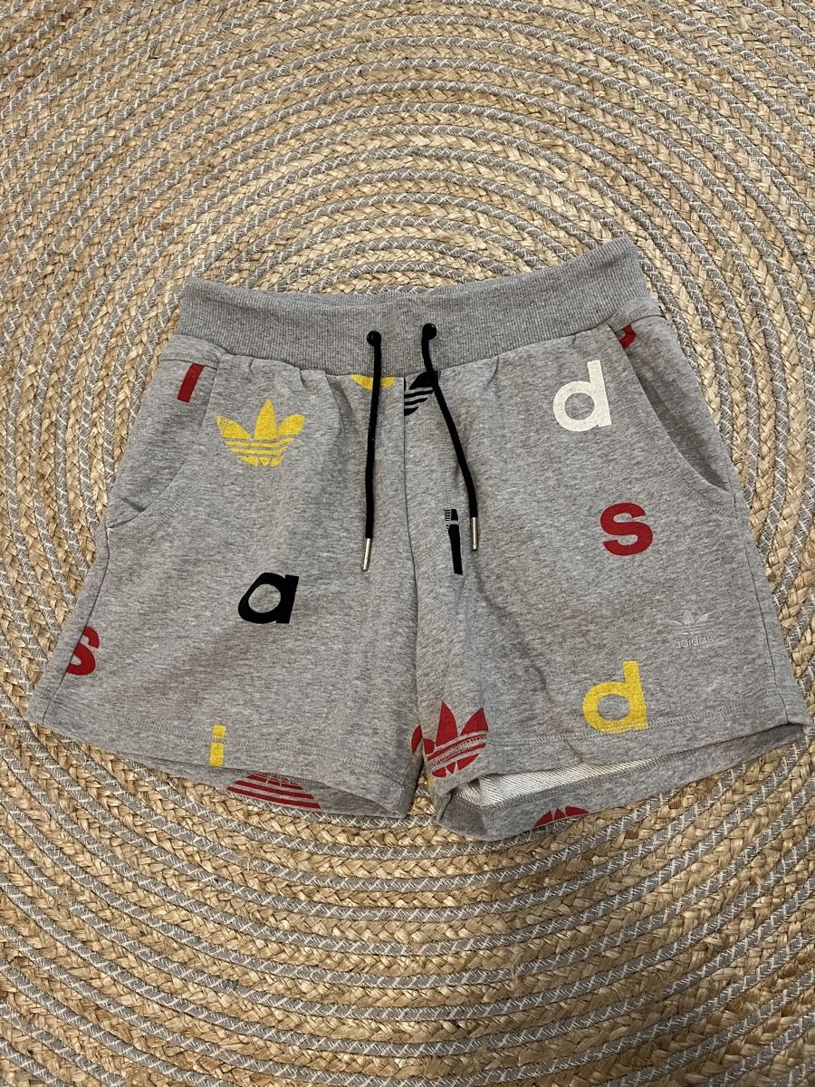 Adidas Pantaloni: ADIDAS Shorts – Usato da Chur venduto da flaviavincenz