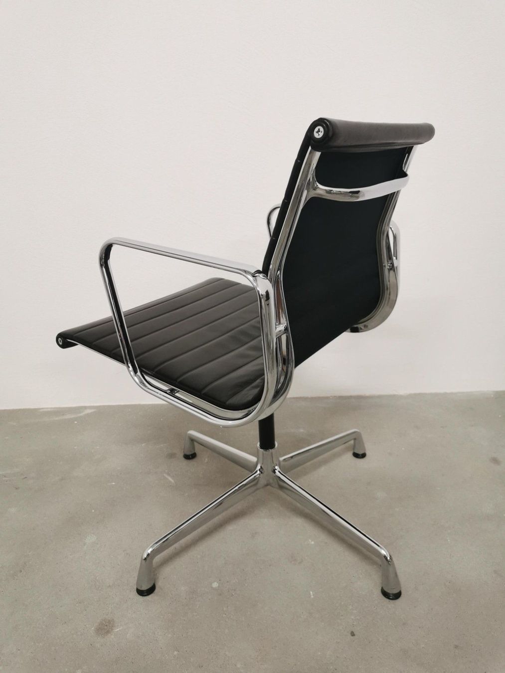Vitra Poltrone: Vitra Eames Aluminium Chair EA 108 Leder schwarz – Usato da Ruswil venduto da GARAN 3
