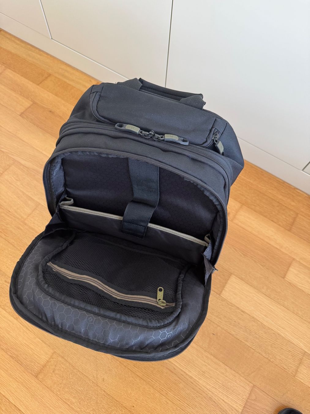 Samsonite Sacs à dos: Samsonite Rucksack mit Rollen, schwarz einwandfreier Zustand – D'occasion à Neuhausen par satellite5820 2