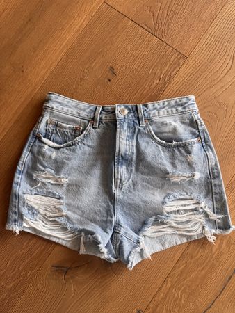 Stradivarius Jeansshorts m. Destroyed-Details Gr.38
