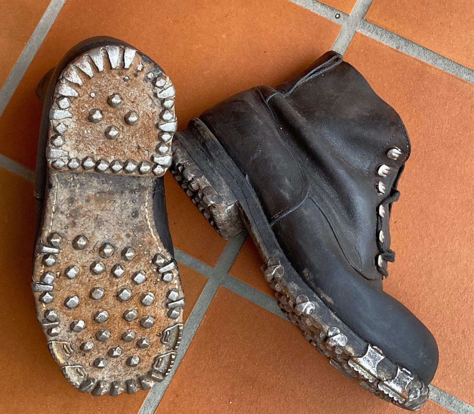 Schweizer Armee Herrenschuhe: Militär Nagelschuhe CH – Gebraucht aus Orselina von Vrenegonde 1