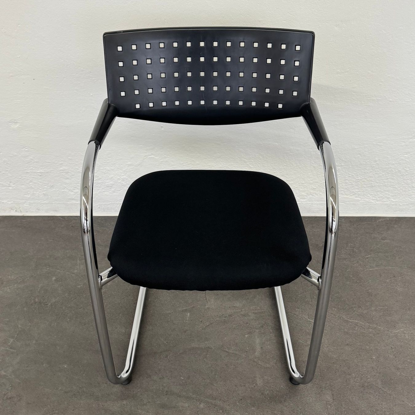 Vitra Sedie: Vitra Visavis Freischwinger - stapelbar - Schwarz-Chrom – Usato da Schönenwerd venduto da mcofficeshop