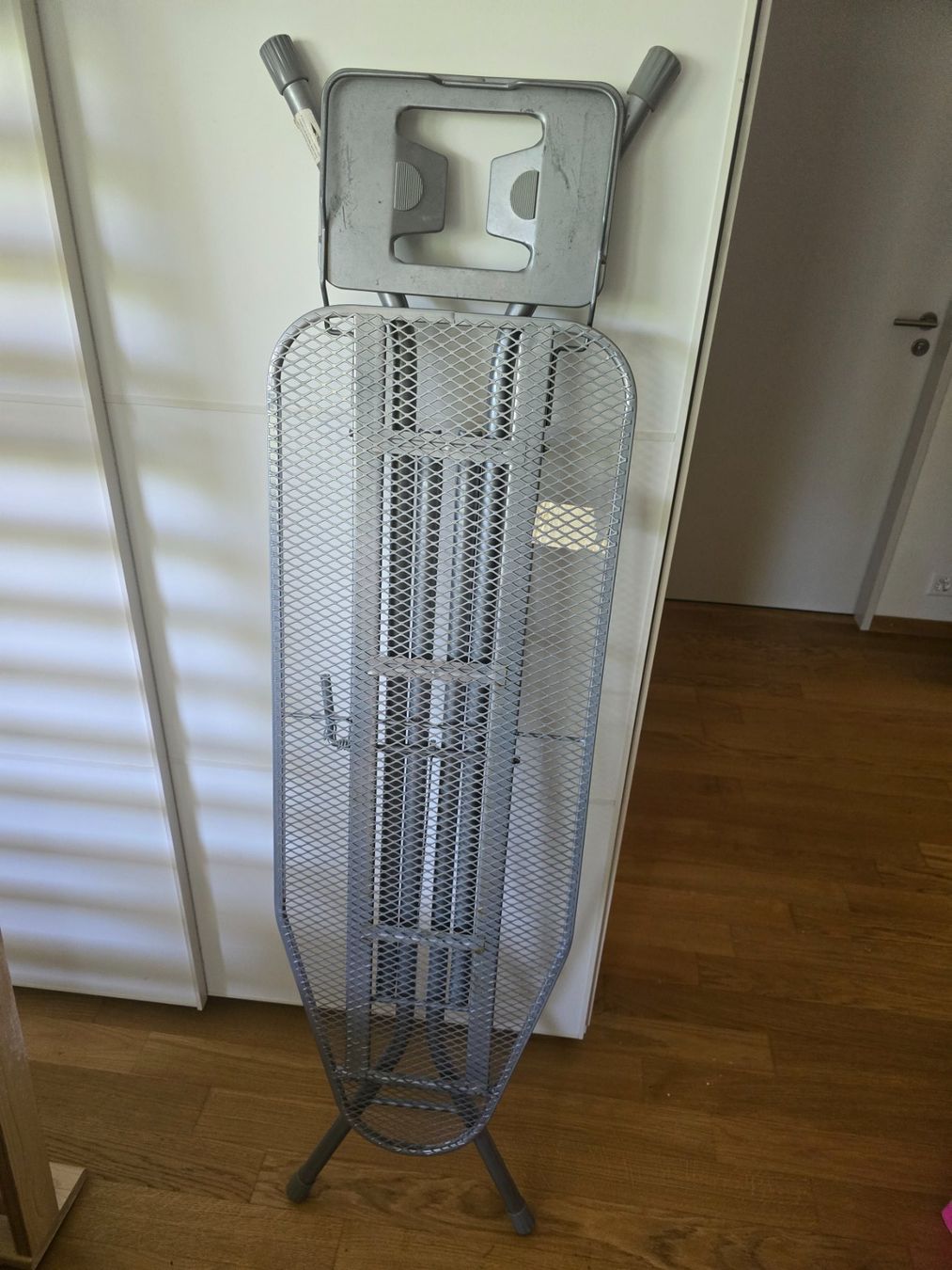 Bügelbretter: Planche à repasser j'ai parié avec ma copine 17Chf – Gebraucht aus Grand-Lancy von meinhardt