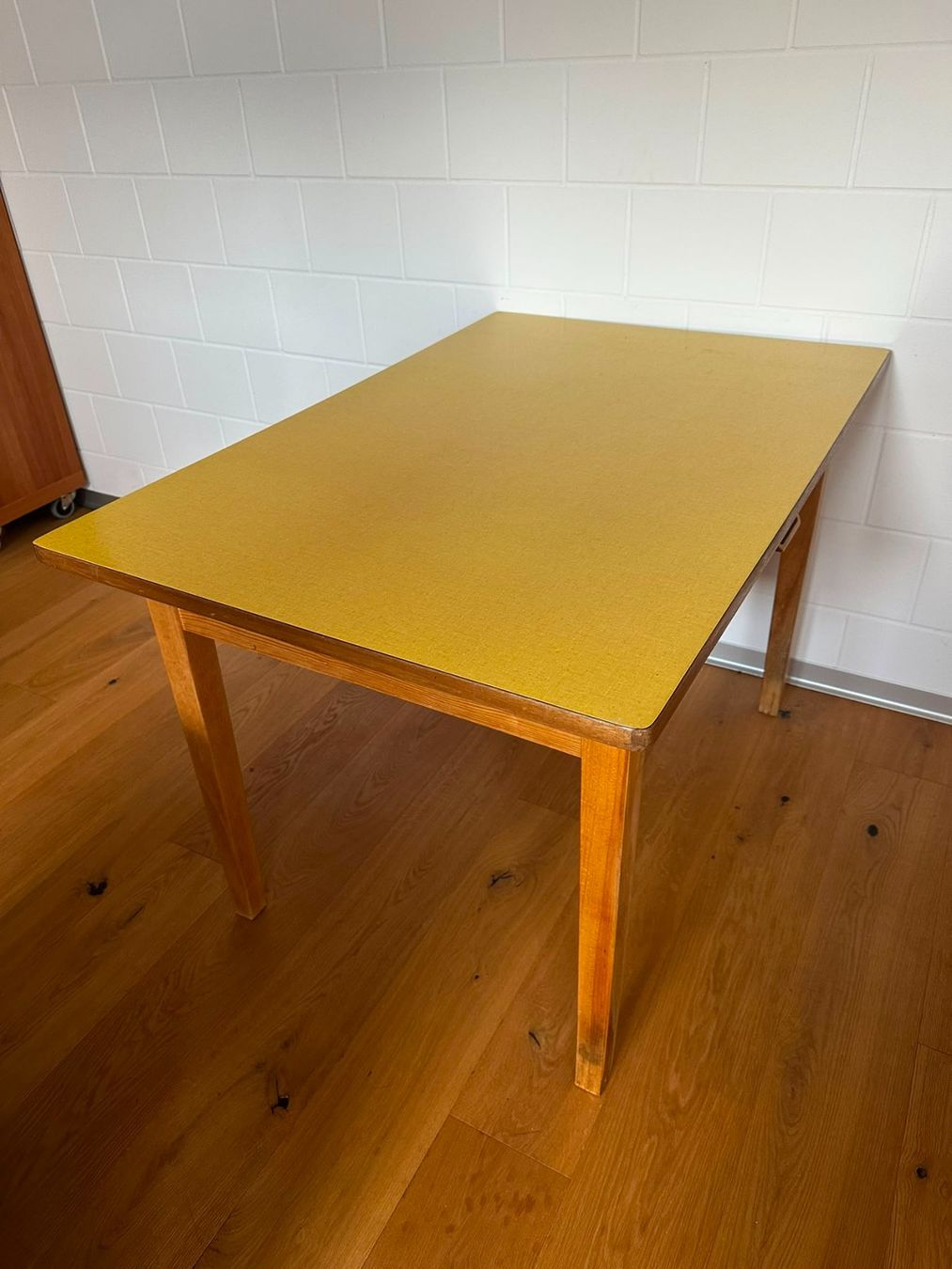 Tables: Tisch mit Kelko-Platte gelb – D'occasion à Ittigen par stoney63