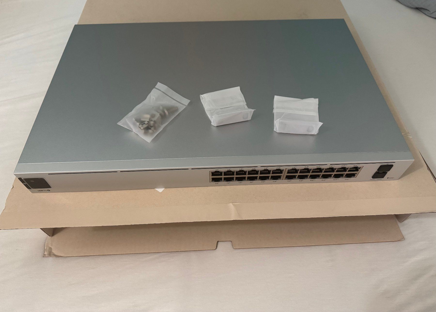 Ubiquiti Hubs & Switches: Ubiquiti UniFi Switch Pro-24 PoE – Gebraucht aus Winterthur von Noahdg23 1