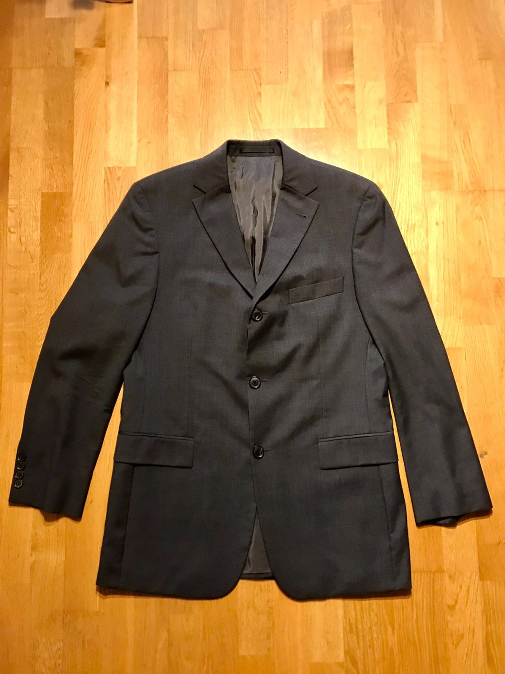 Completi: Costume gris Hugo Boss comme neuf – Nuovo (secondo la descrizione) da Lupfig venduto da GuillaumeReipold