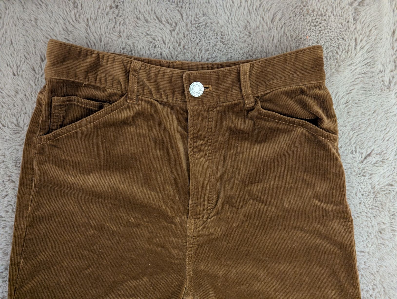 Massimo Dutti Pantaloni: pantalon velours Massimo Dutti 36 – Nuovo (secondo la descrizione) da Montreux venduto da dem_gyt9 1