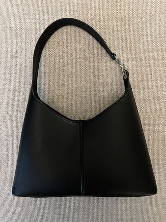Schlichte schwarze Tasche von Mango