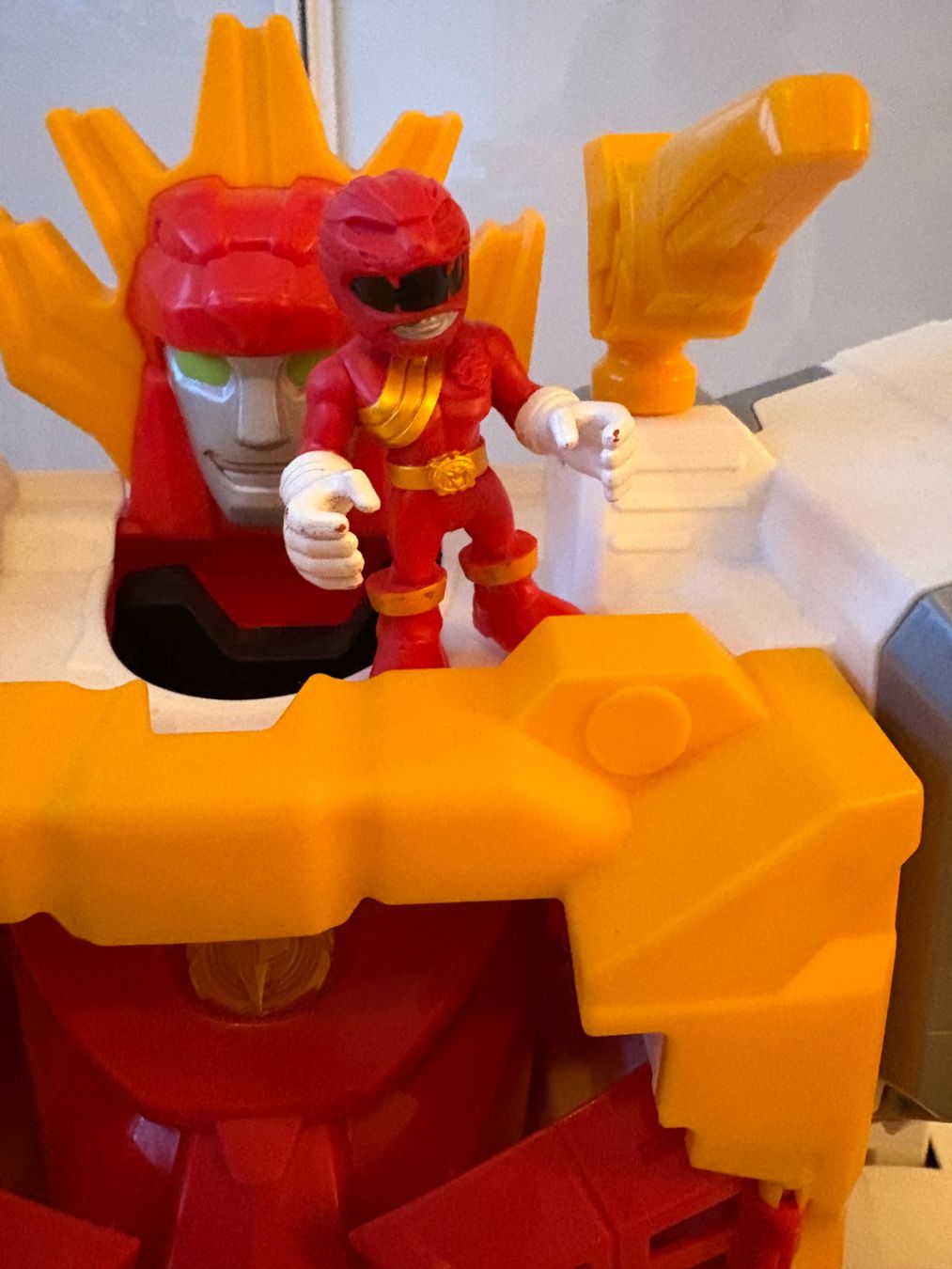 Spielzeuge: Megazord mit Mini Ranger, macht Geräusche – Gebraucht aus Wetzikon ZH von Chrysalia 3
