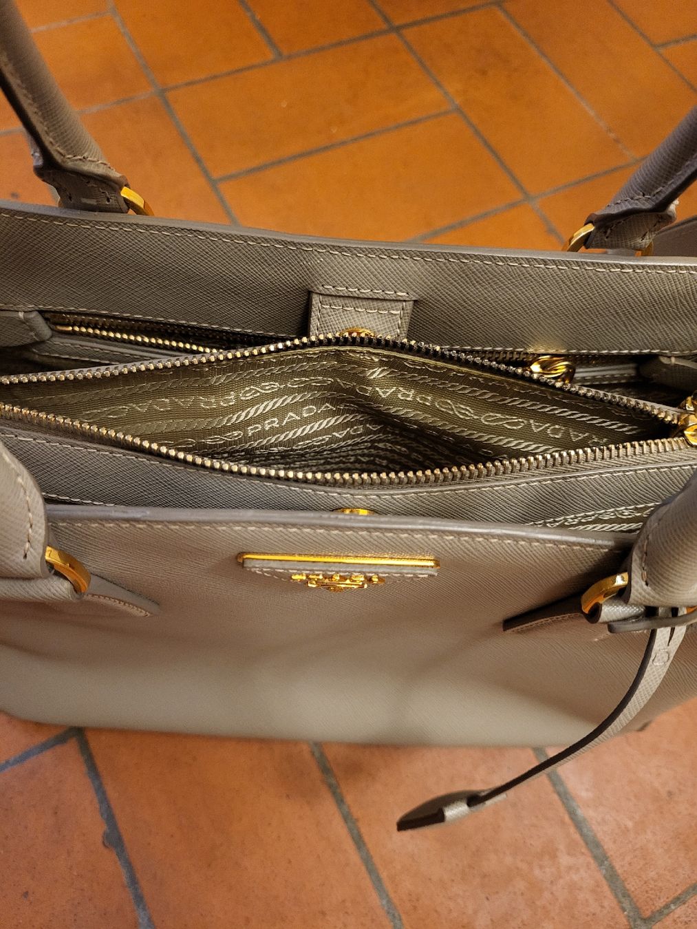 Prada Borse da donna: Prada Handtasche, Saffiano Lux, hellbeige – Nuovo e nell'imballaggio originale da Binningen venduto da Hofka64 6