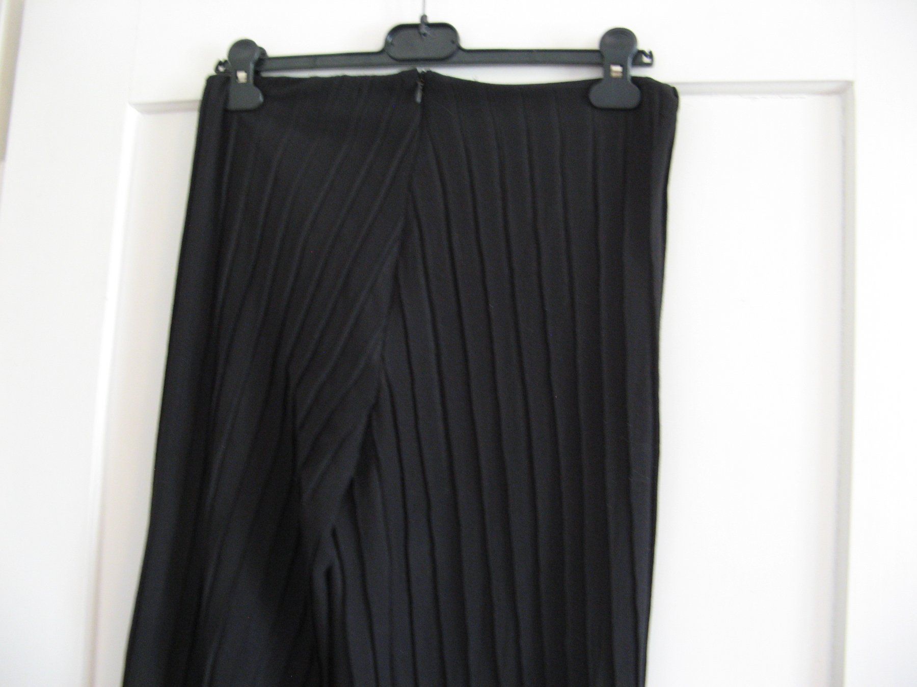 Zara Pantaloni: schwarze Falten Hose Gr. M Zara – Usato da Zürich venduto da apil 4