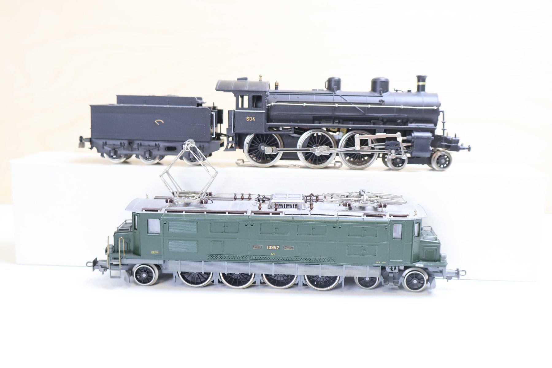 Liliput Modellini di ferrovie: Doppelpack 2 x Liliput SBB Dampflok / Ae 4/7 E-Lok H0 AC – Usato da Winterthur venduto da Monstera 1