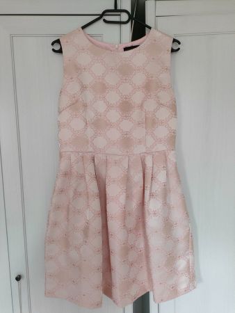 Rosa Kleid mit Satin und Stickereien