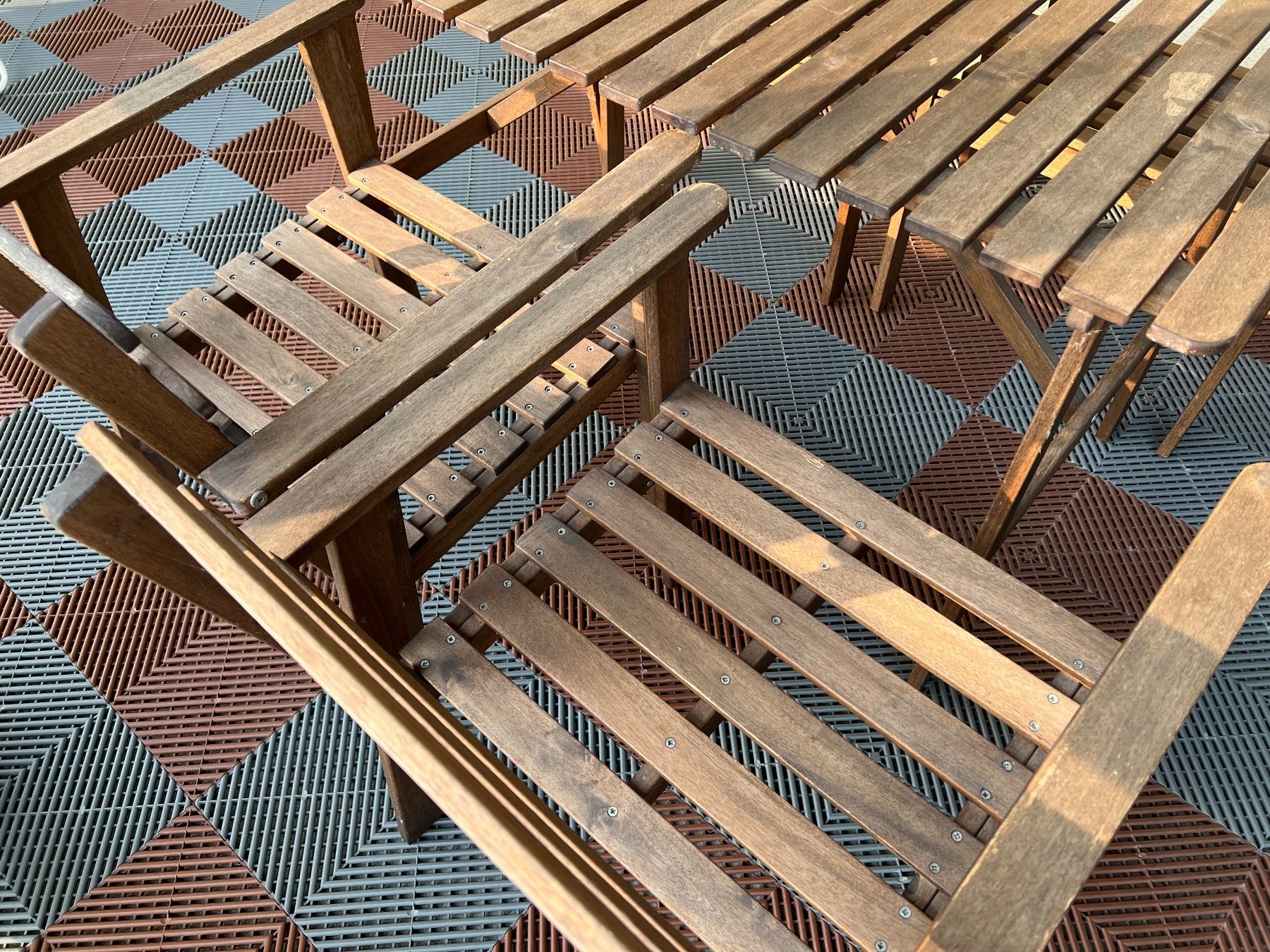 Set di tavolo e panche: IKEA Gartentisch aus Holz mit vier Stühlen – Usato da Bettlach venduto da Tradenet100 2