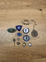 Konvolut Vintage Ski- & Wanderabzeichen, Pins und Medaillen