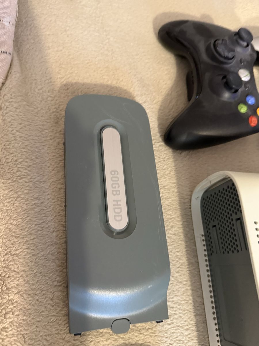 Microsoft Konsolen: XBOX 360 mit 3 Controller und 2 Speicherkarten – Gebraucht aus Zürich von mellymawi 1