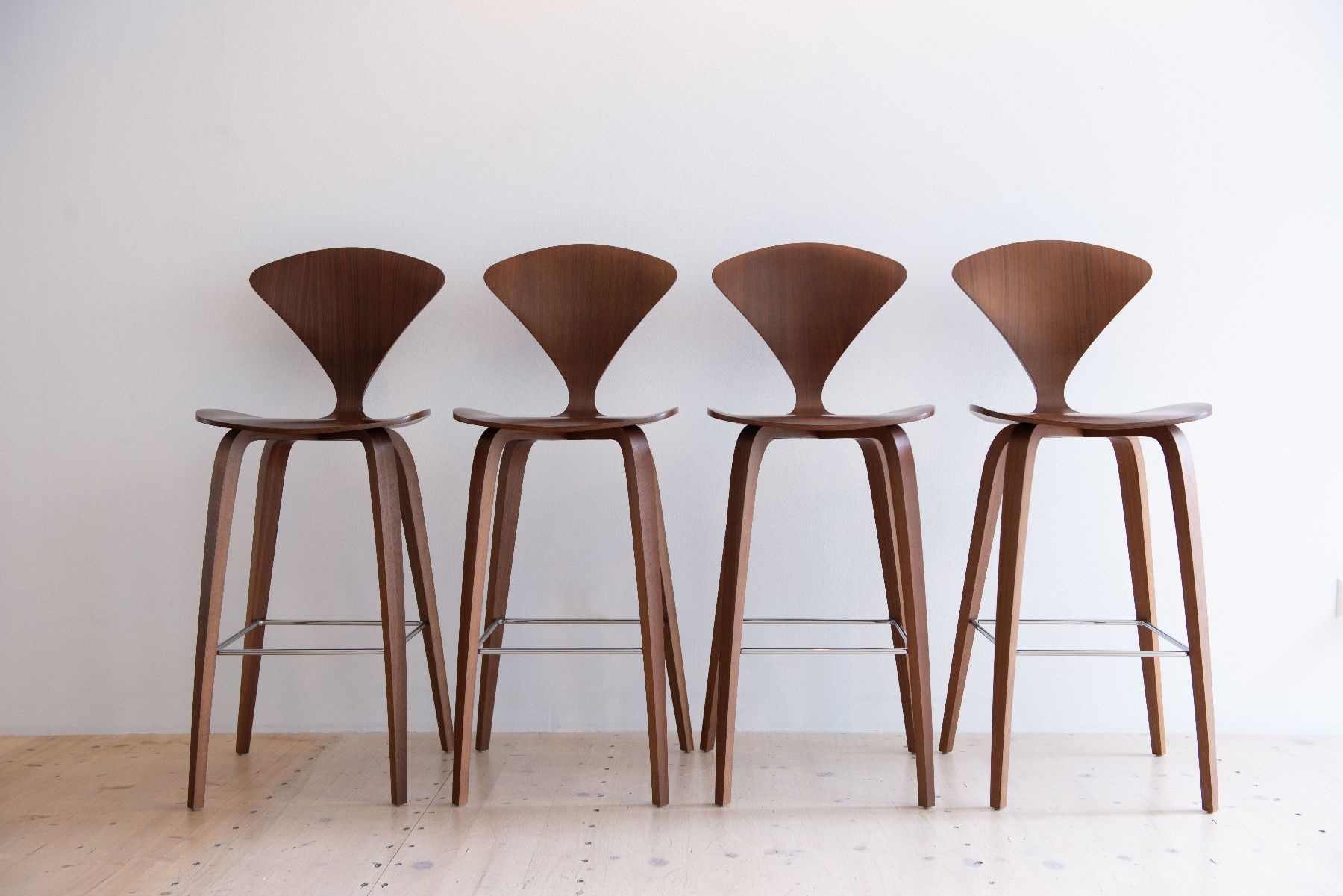 Stühle: Set of 4 Norman Cherner Bar Stools Walnut – Gebraucht aus Zürich von heydaymoebel 1