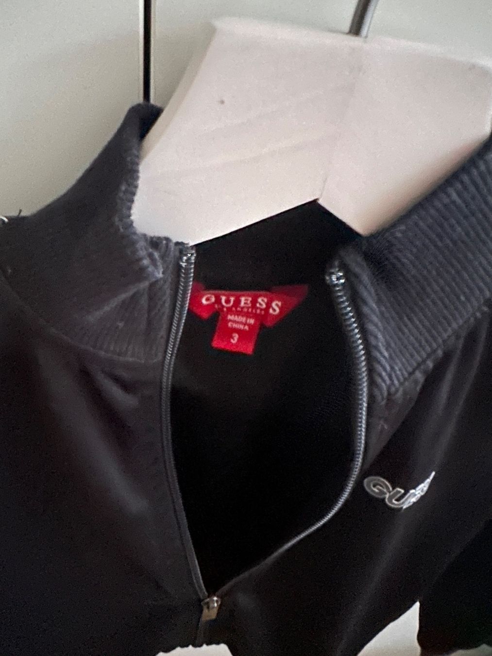 Guess Pullover & Sweatshirts: Guess Sweater – Gebraucht aus Dürrenroth von tvy_bh56 1