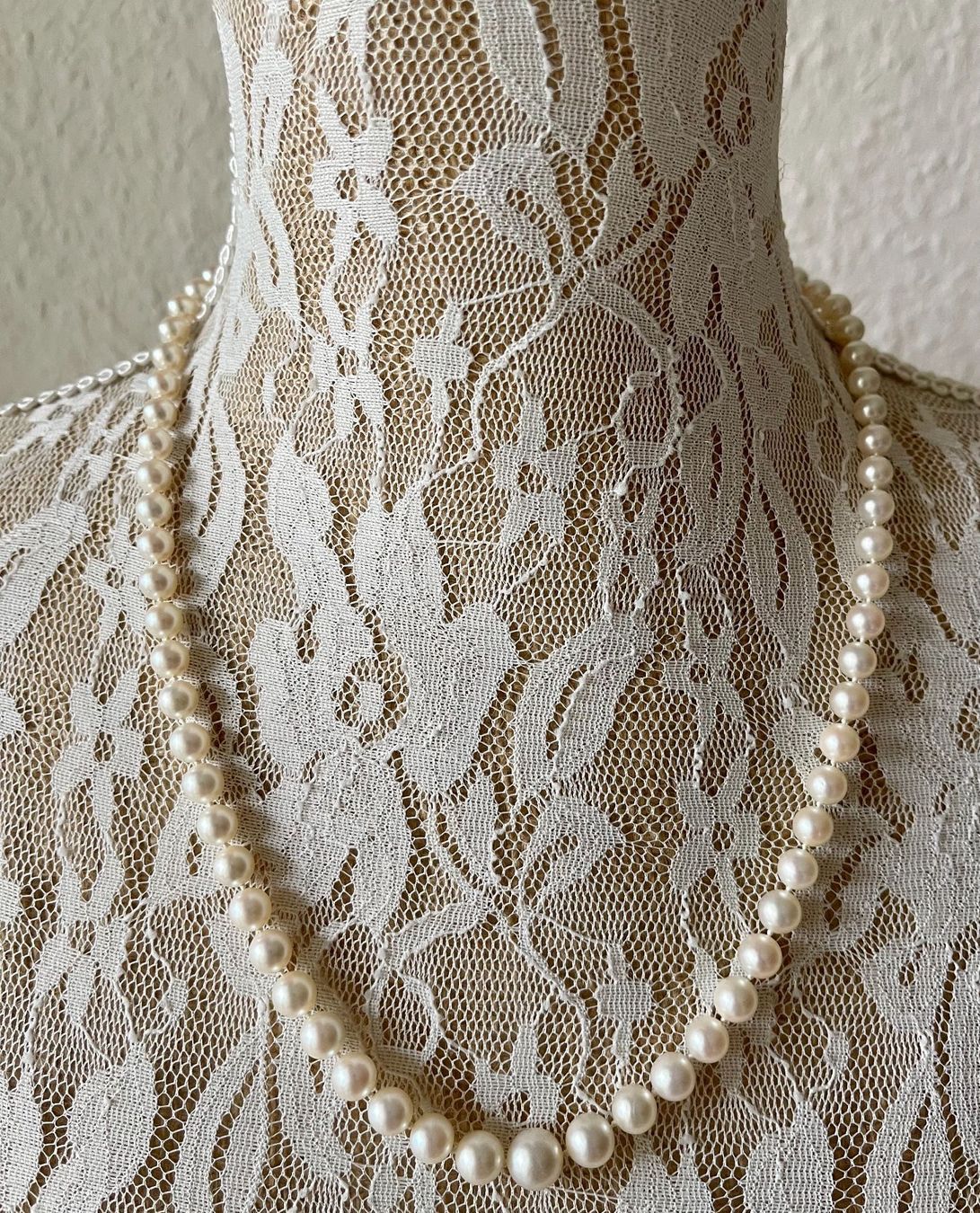 Catenine: Collier perles fermoir Or 18k et saphirs – Usato da Genève venduto da Annilu 1