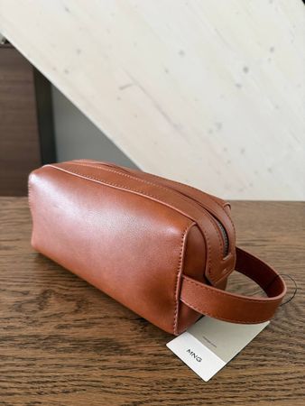 Neu! Mango Kulturbeutel (Cognac, Recycletes Leder)