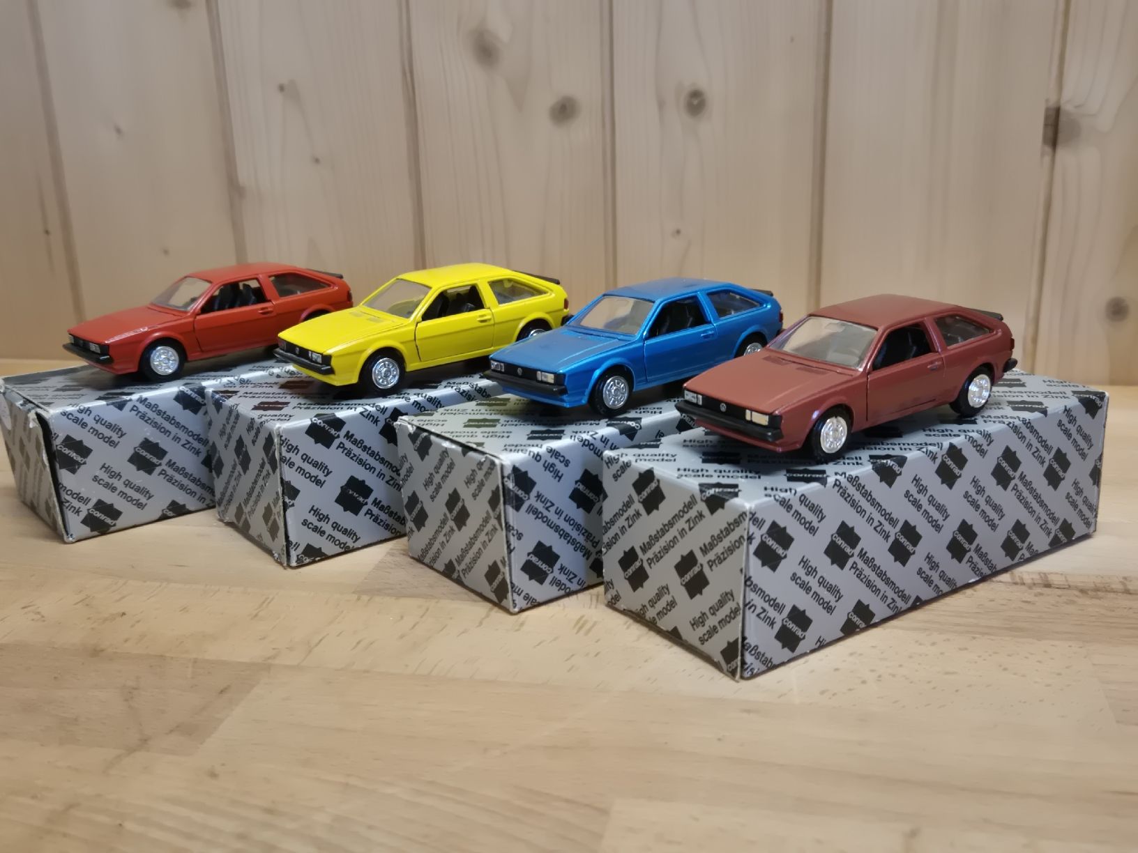 Conrad Modellini d'auto: 4x VW Scirocco II Conrad Modelle 1:43, mit OVP! – Nuovo (secondo la descrizione) da Kirchberg SG venduto da Karmann53