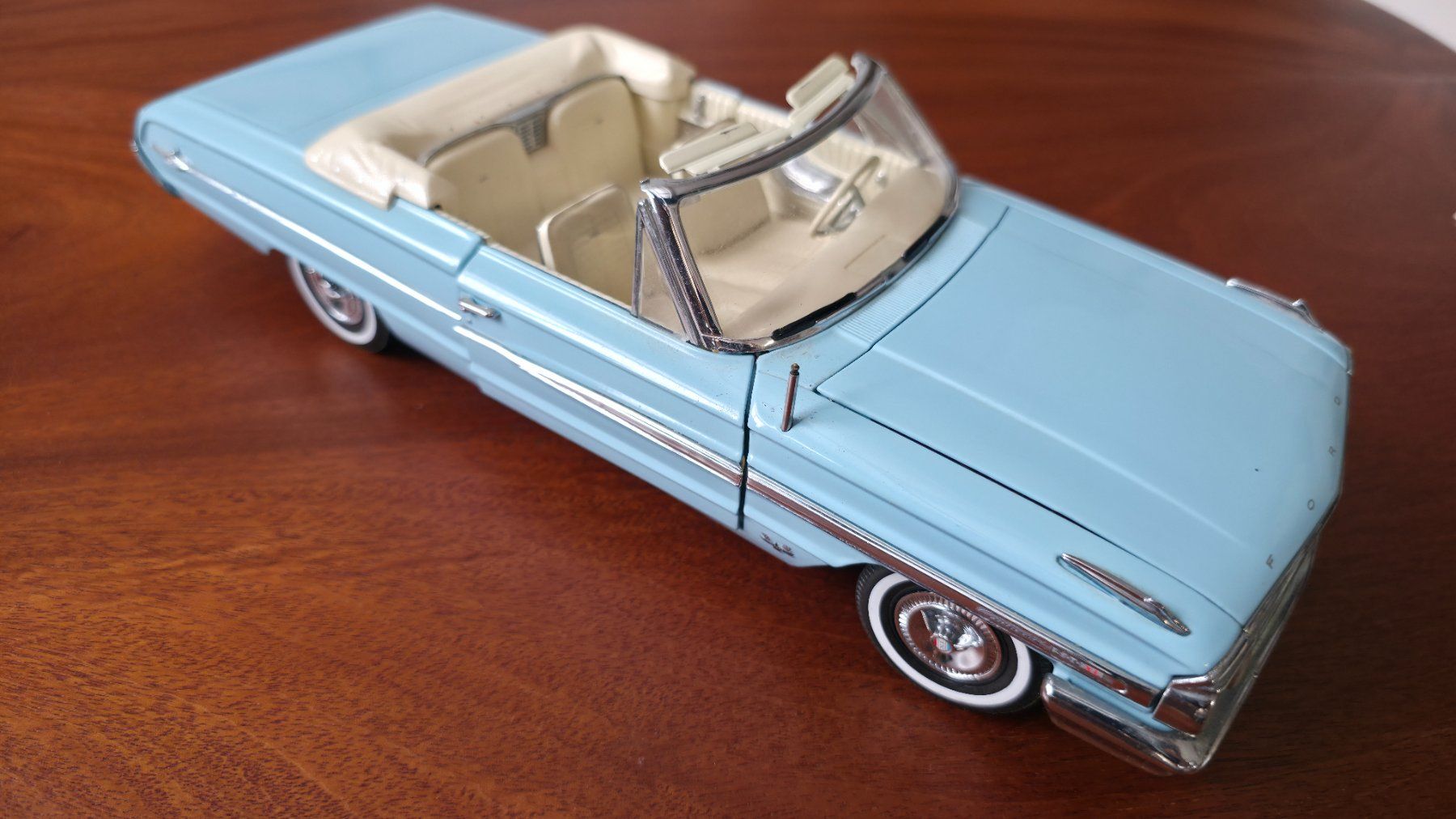 Ford Voitures modèles: Modellauto Cabriolet Oldtimer – hellblau – D'occasion à Ostermundigen par CarmineHome
